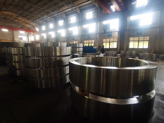 Warmtebehandeling QT Gesmede Stalen Ringen die Dimensionale Nauwkeurigheid bieden van 1000 tot 7800 mm, ideaal voor structurele en zware industriële toepassingen